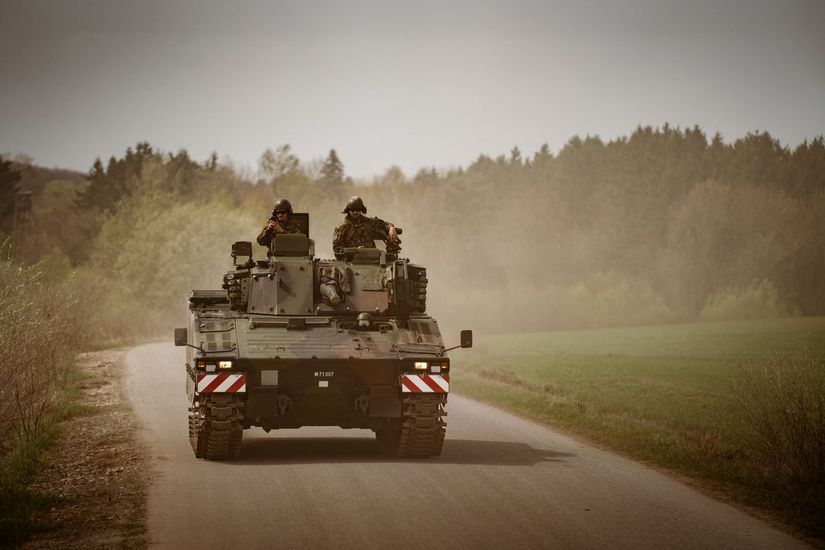 Schützenpanzer auf einer Landstrasse