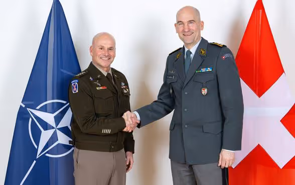 Le général Christopher G. Cavoli avec le chef de l’Armée, le commandant de corps Thomas Süssli.