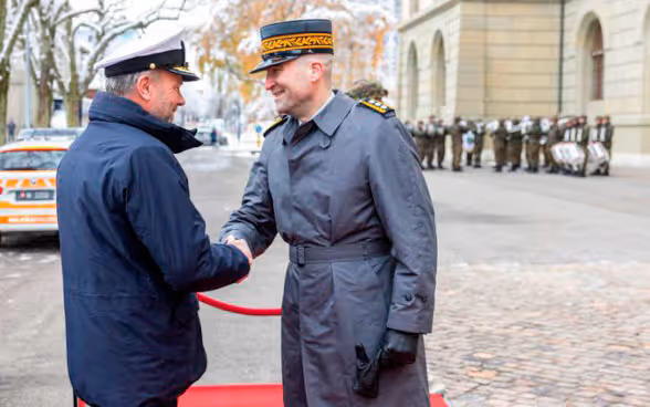 Le président du Comité militaire de l’OTAN avec le chef de l’Arméee. 